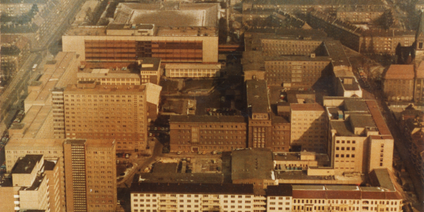 Das BIld zeigt die ehemalige Stasi-Zentrale aus der Luft., Quelle:
            BStU, MfS HA II, Fo, Nr. 32, Bild 13