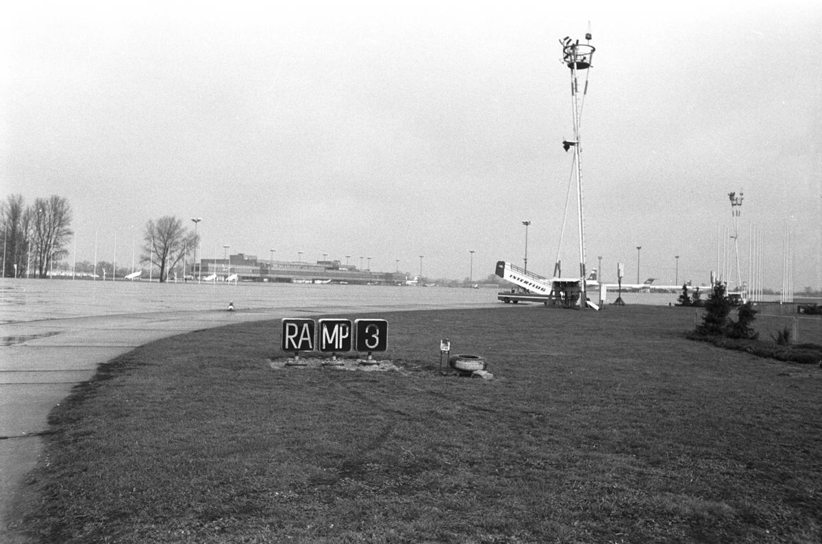 Rollfeld des Flughafen Schönefeld. Im Vordergrund sieht man ein Schild: "Ramp 3".