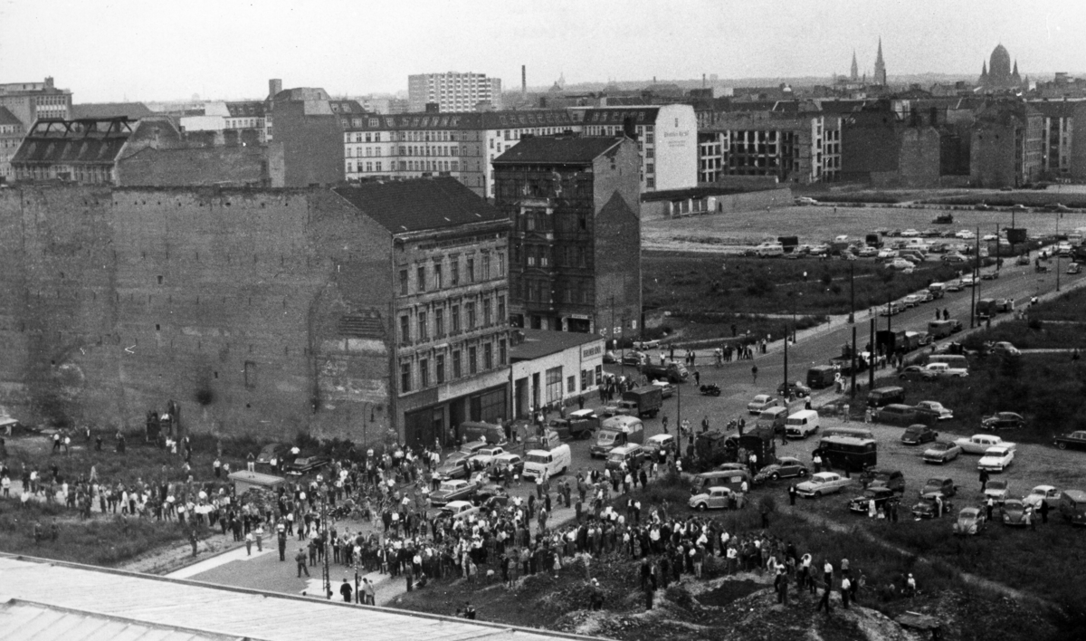 Menschenansammlung an der Wilhelmstraße in Berlin am Tag des Mauerbaus, aufgenommen vom "Haus der Ministerien". 
