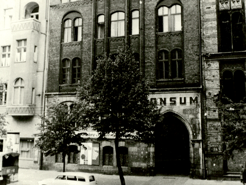 Teilansicht der Neuen Synagoge in Ost-Berlin