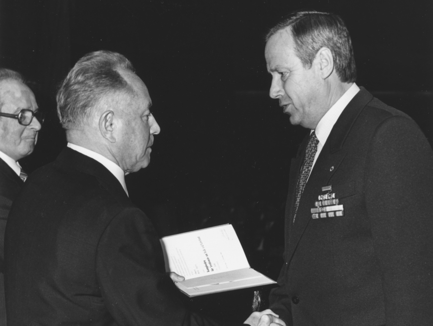 Willi Opitz (r.), Rektor der JHS in den letzten Jahren der DDR, zusammen mit Stasi-Minister Mielke (l.) und Rudi Mittig, Stellvertreter Mielkes ab 1975