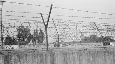 Aufnahme der Berliner Mauer mit Stacheldraht.