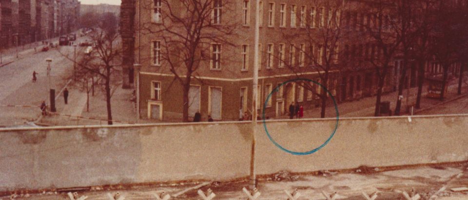 Dieses Foto wurde von Loehr aufgenommen, als er sich auf dem Podest befand. Bei den abgebildeten Personen (Kreis) handelt es sich um mich, meinen Sohn Mario und um die BÃ¼rger der DDR Wiedecke Helmut und KrÃ¼ger , Jenny.