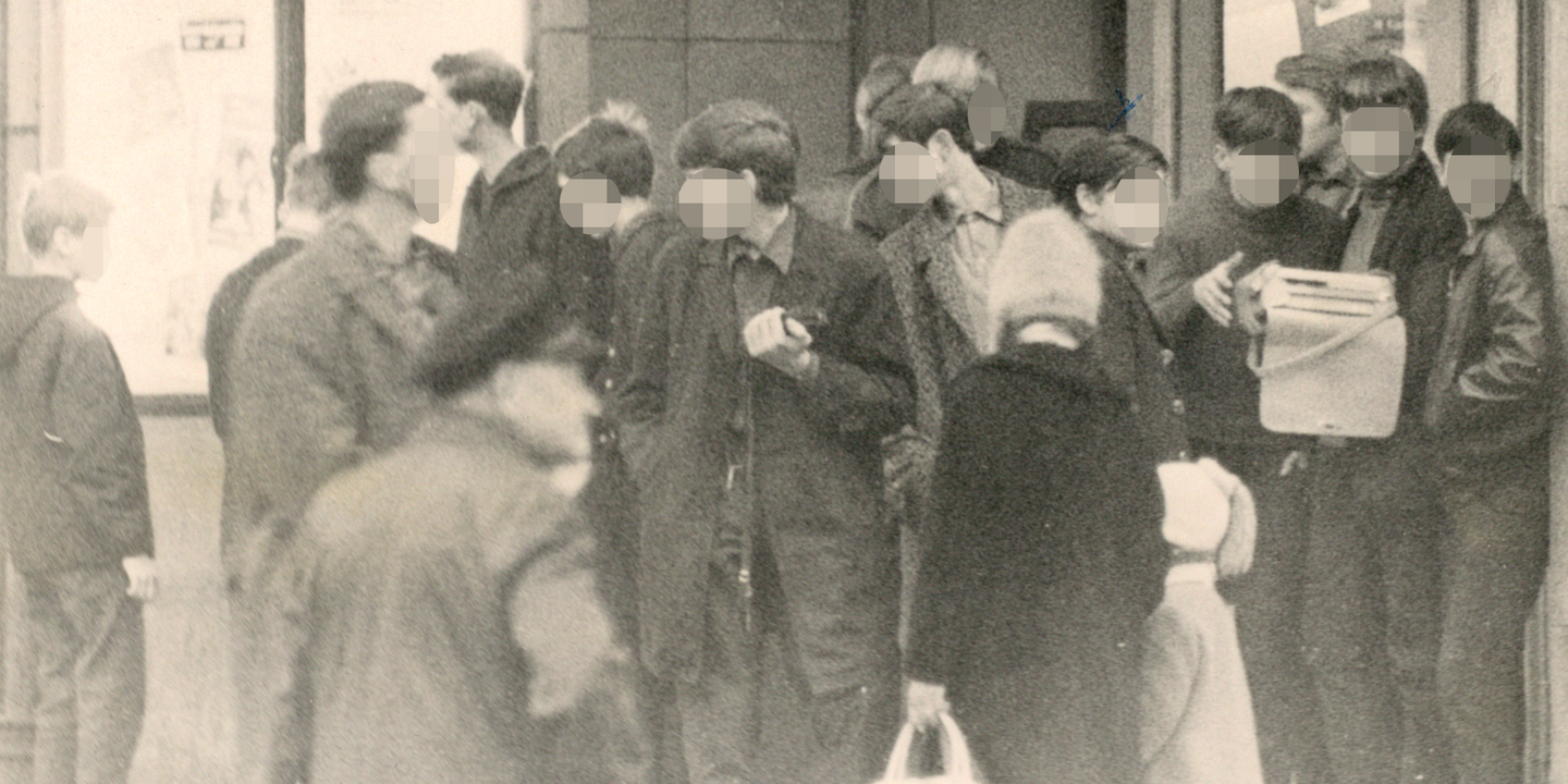  schwarzweiß Aufnahme; eine Gruppe von circa 13 Jugendlichen steht auf der Straße bzw. im Eingangsbereich eines Kinos am S-Bahnhof Schönhauser Allee in Berlin; ein Jugendlicher hält ein Kofferradio in der Hand., Quelle:
            BStU, MfS, HA XX, Nr. 10056, Bd. 2, Bl. 68