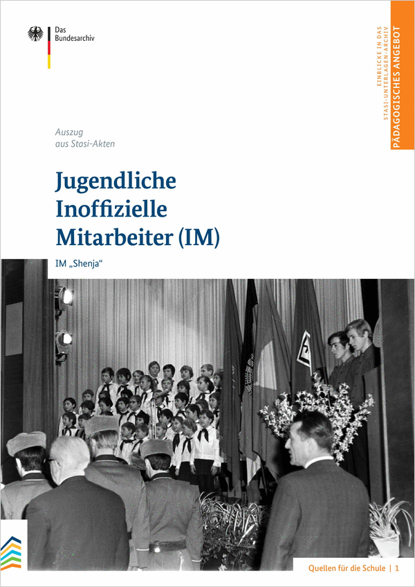 Cover der Publikation 'Jugendliche Inoffizielle Mit­arbeiter (IM)', Schwarz-Weiß-Aufnahme: Auftritt von Schülerinnen und Schülern in FDJ- und Pionieruniformen