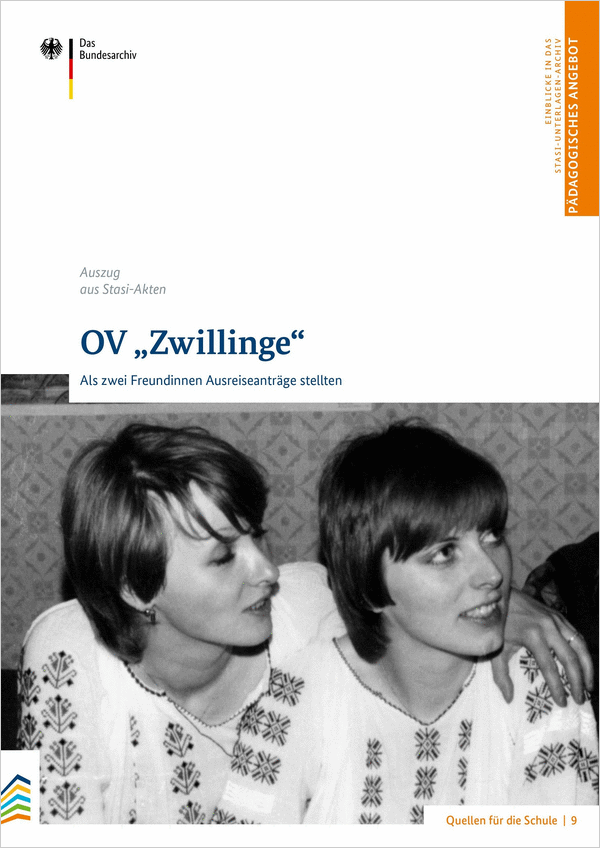 Cover der Publikation 'OV 'Zwillinge'', Schwarz-Weiß-Aufnahme zwei junger Frauen mit gleicher Kleidung